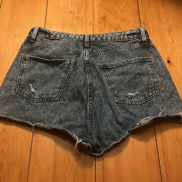 Jean short with multiple buttons - Picture 2 of 3
